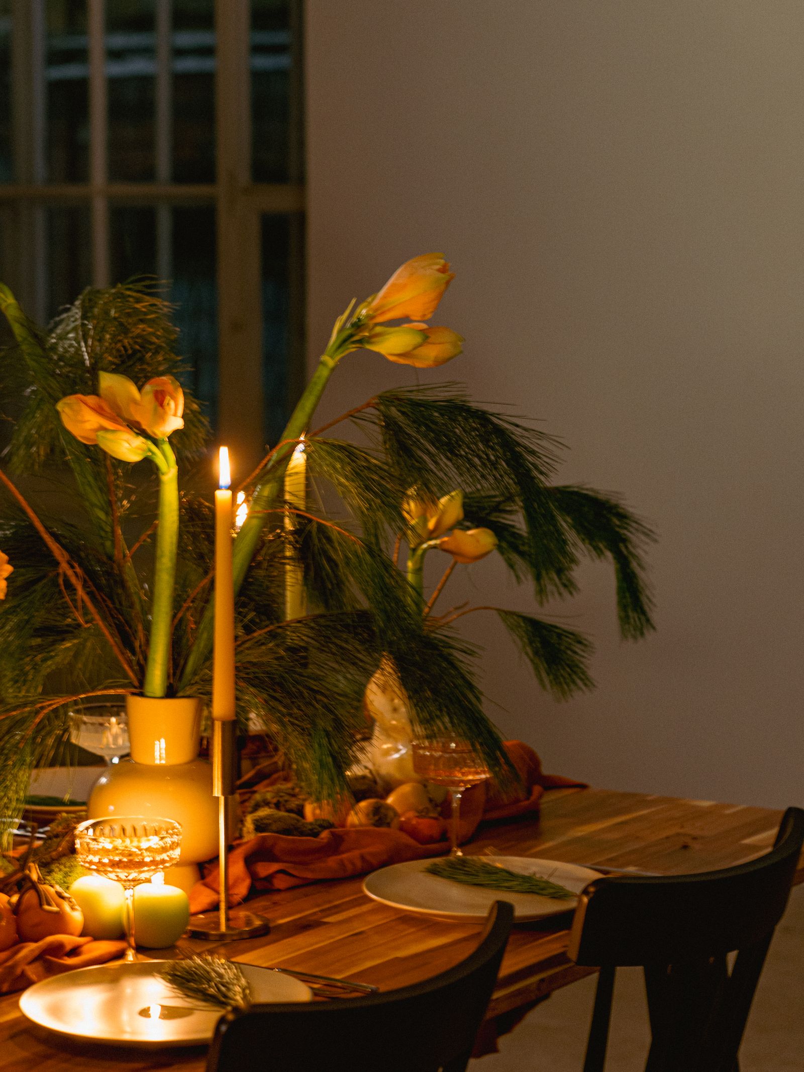 Warm gedeckter Tisch mit Kerzenlicht, bereit für Gäste