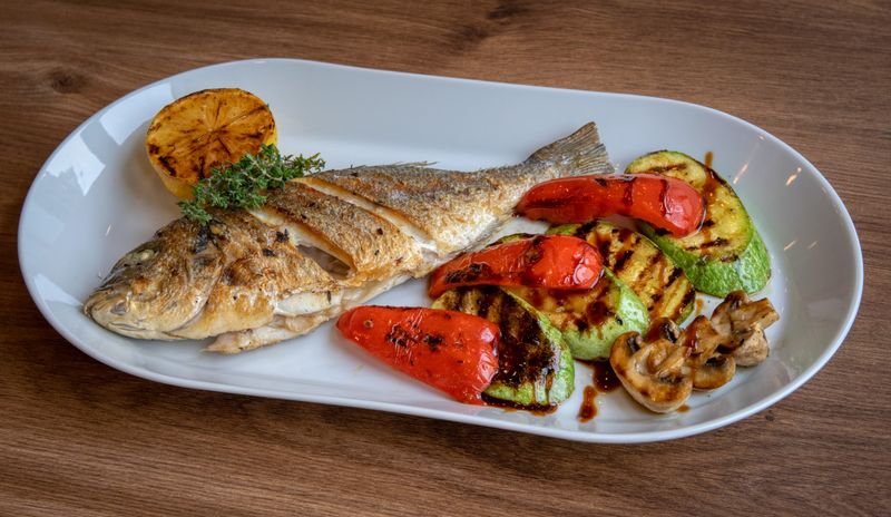 Gegrillter Fisch mit Gemüse