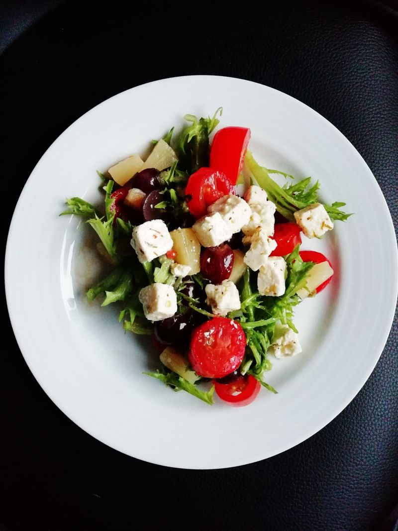 Griechischer Salat mit Feta und Oliven