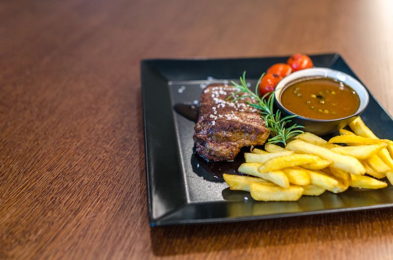 Steak vom Grill mit Pommes und Sauce
