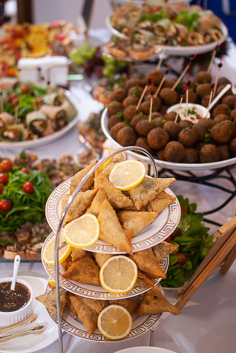 Catering-Buffet mit verschiedenen Speisen