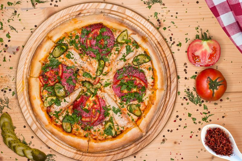 Frisch gebackene Pizza auf einem Teller