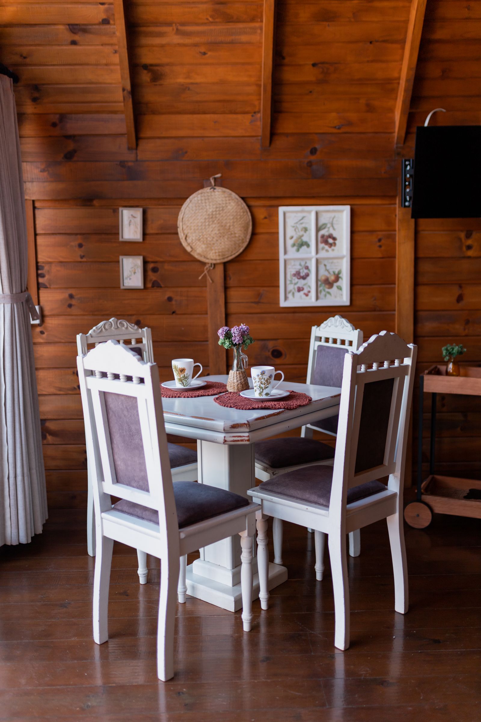 Gedeckter Tisch in gemütlicher, warm beleuchteter Gasthaus-Ecke