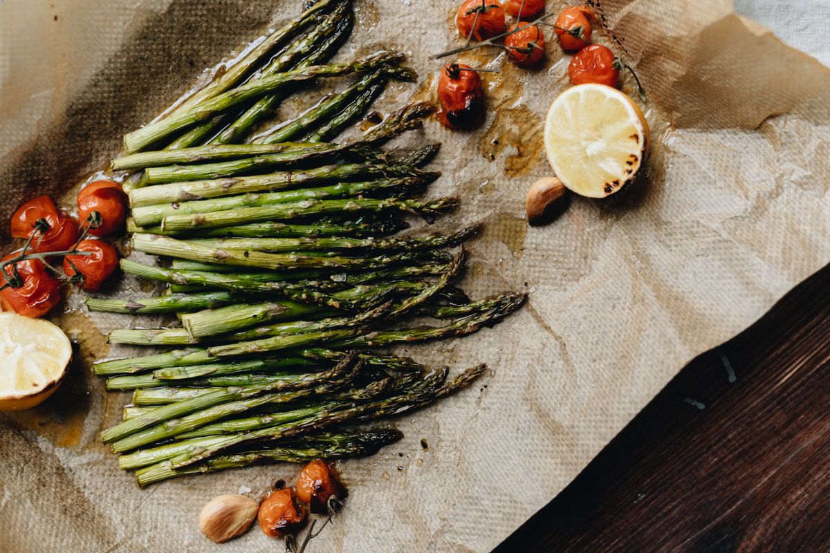 Zubereiteter Spargel mit Kirschtomaten