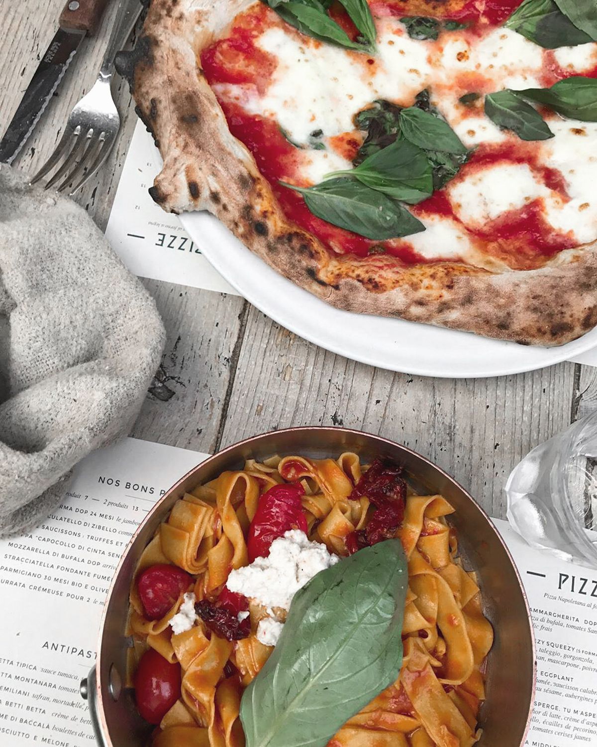 Frisch gebackene Pizza mit Belag auf einem Restauranttisch