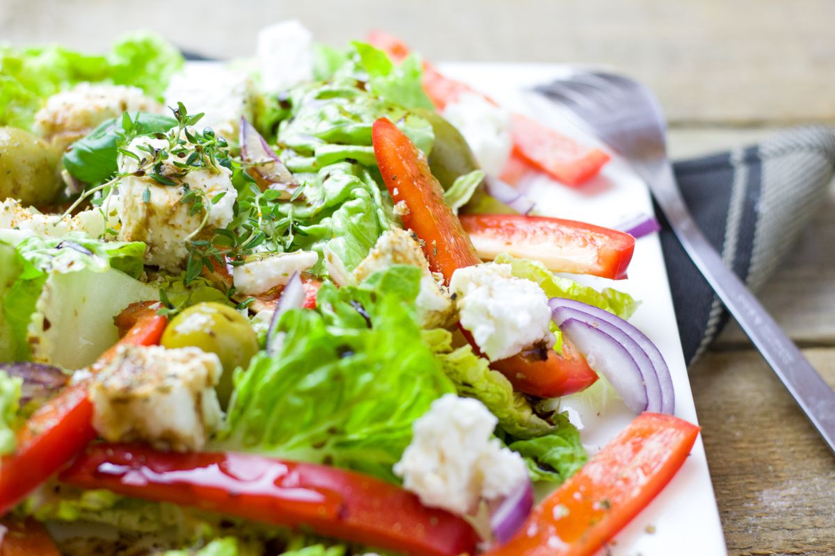 Griechischer Salat mit Feta und Oliven