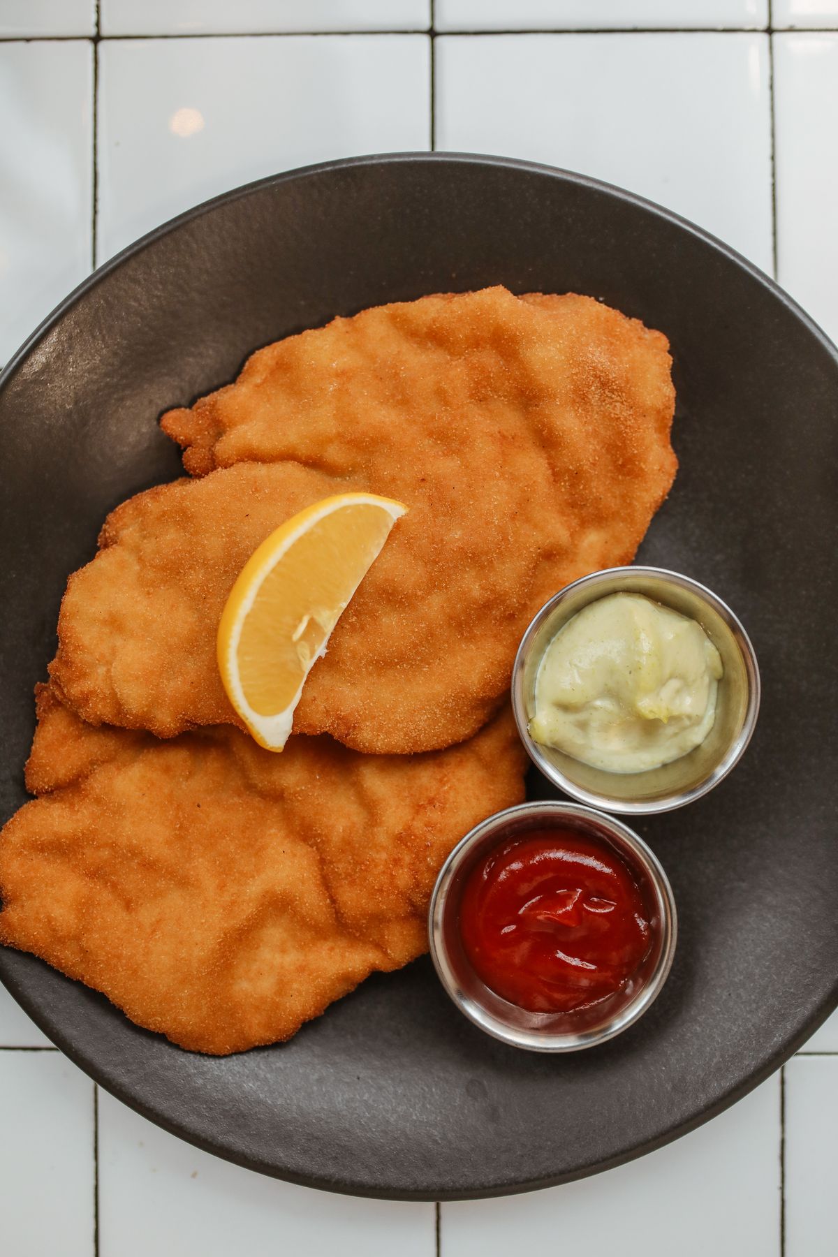 Goldbraun gebratenes Schnitzel auf dem Teller